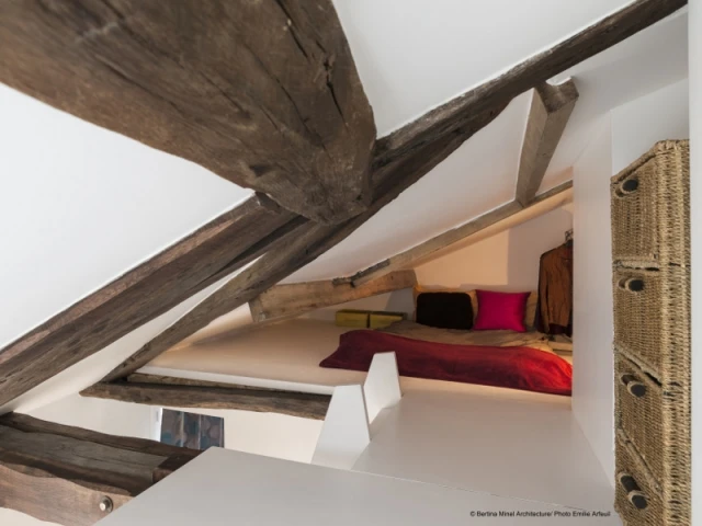 découvrez comment aménager vos combles sans dépasser votre budget grâce à des astuces économiques et des conseils pratiques pour optimiser l'espace et économiser.