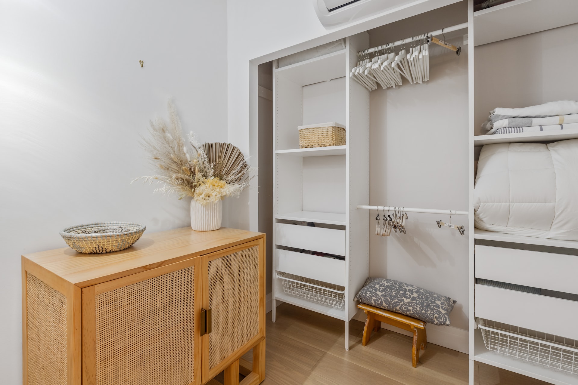 découvrez comment aménager un dressing pratique dans une petite chambre pour optimiser l'espace et organiser efficacement vos vêtements et accessoires.