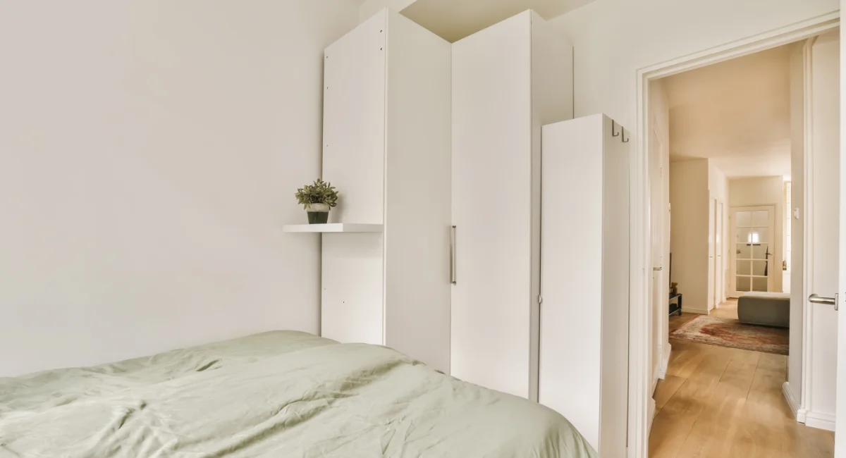 découvrez nos astuces pour aménager un dressing pratique dans une petite chambre et optimiser votre espace de rangement avec style.