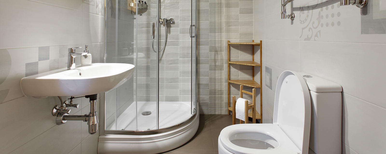 découvrez nos astuces pratiques pour aménager une petite salle de bain de manière fonctionnelle et esthétique, optimisant chaque centimètre avec style.