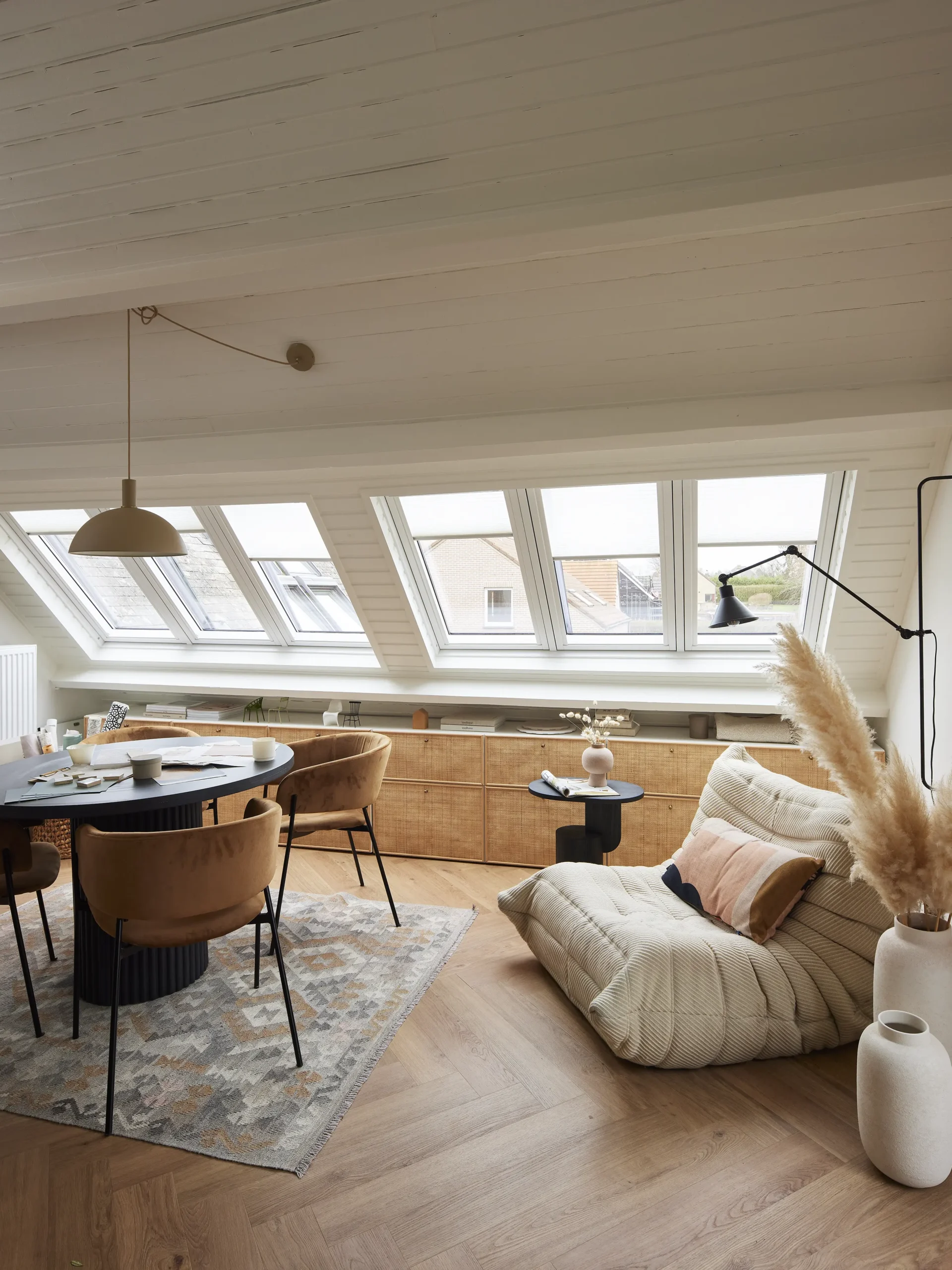 découvrez comment aménager des combles lumineux pour optimiser l'espace et apporter lumière et confort à votre intérieur.