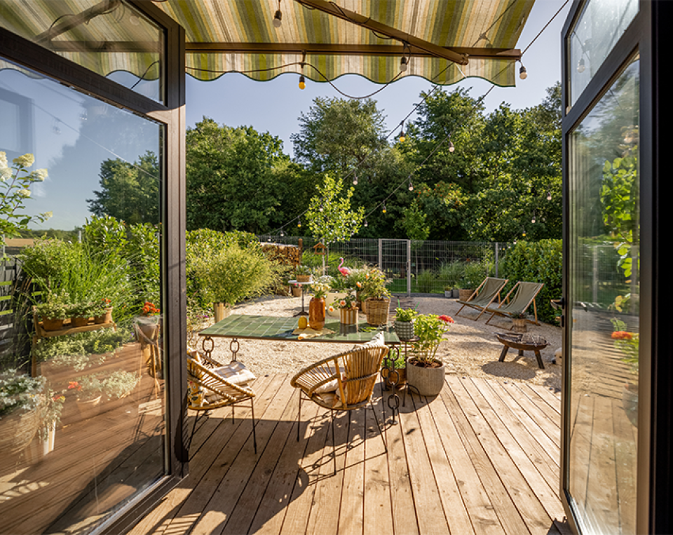 découvrez nos conseils pratiques pour aménager votre terrasse et créer un espace extérieur convivial et agréable toute l'année.