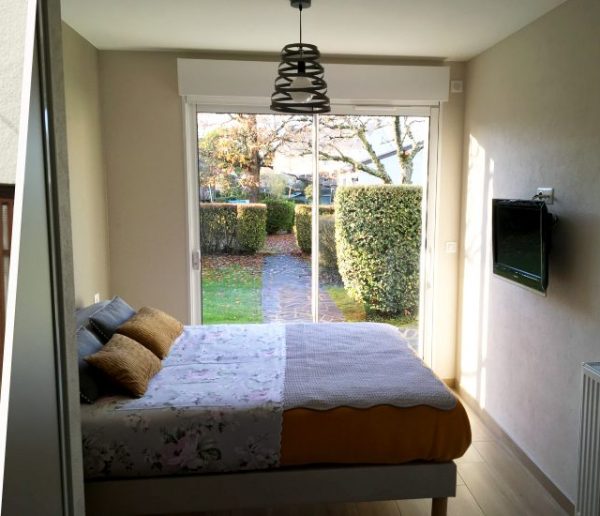 transformez votre garage en une chambre confortable grâce à nos conseils pratiques et astuces d'aménagement. optimisez l'espace pour un intérieur cosy et fonctionnel.