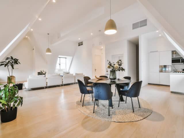 découvrez comment aménager vos combles pour optimiser l'espace et augmenter la valeur de votre maison grâce à des solutions pratiques et esthétiques.