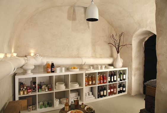 découvrez nos conseils pratiques pour aménager votre cave et optimiser votre espace de rangement de manière fonctionnelle et esthétique.