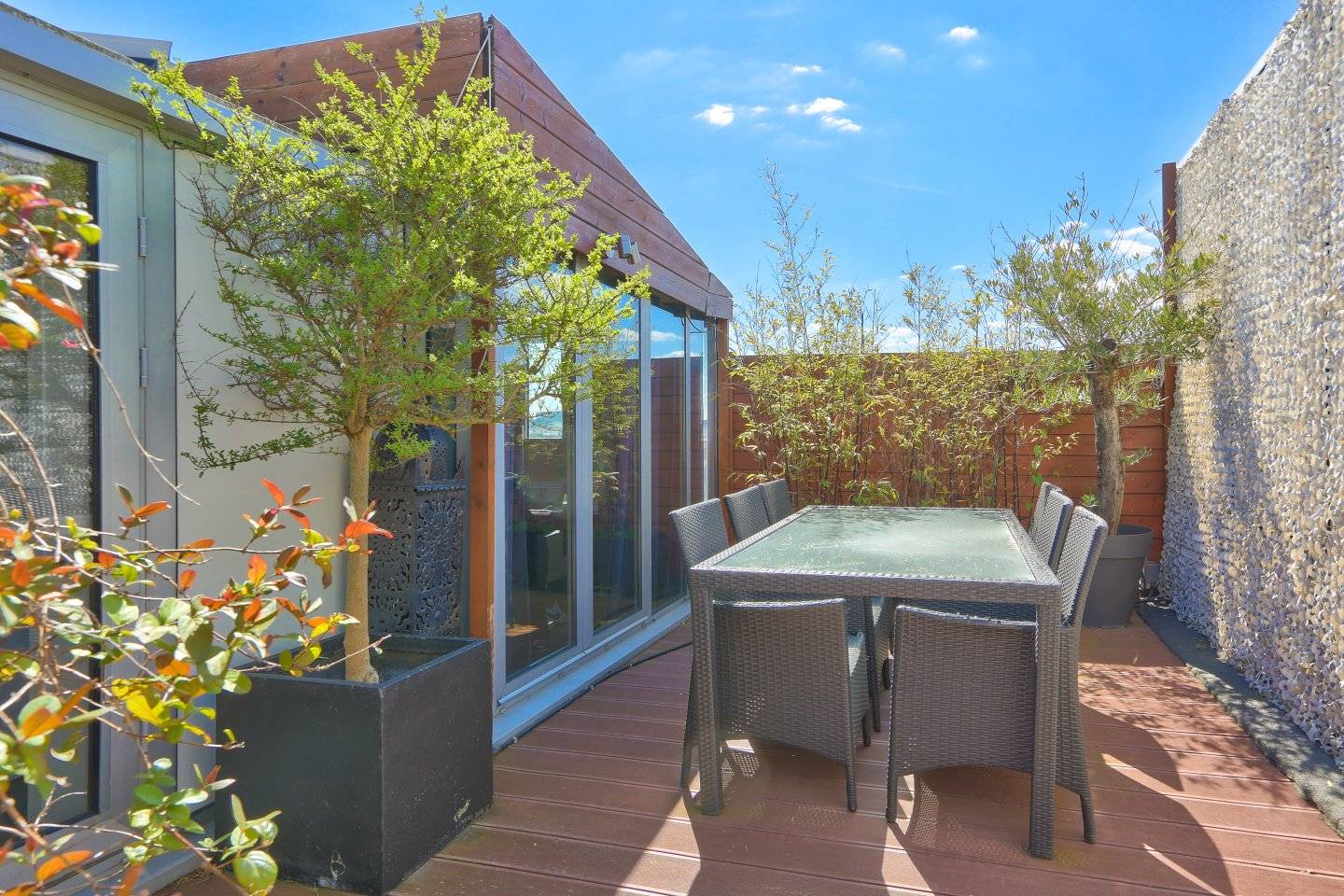 découvrez cet appartement à rénover situé au dernier étage à paris, offrant un potentiel unique pour créer votre espace de vie idéal avec une vue imprenable sur la ville.