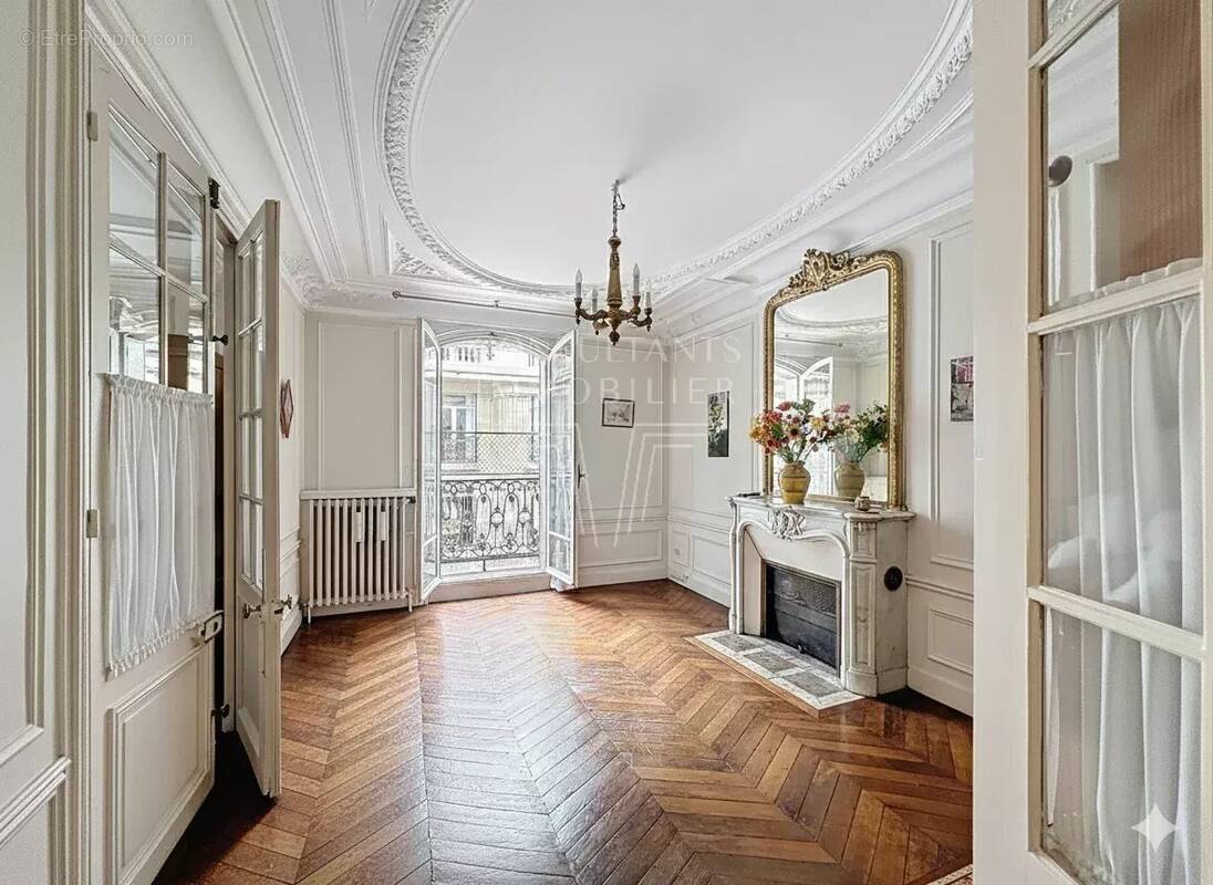 découvrez cet appartement à rénover en plein cœur de paris centre, une opportunité unique pour créer votre espace de vie idéal au cœur de la capitale.