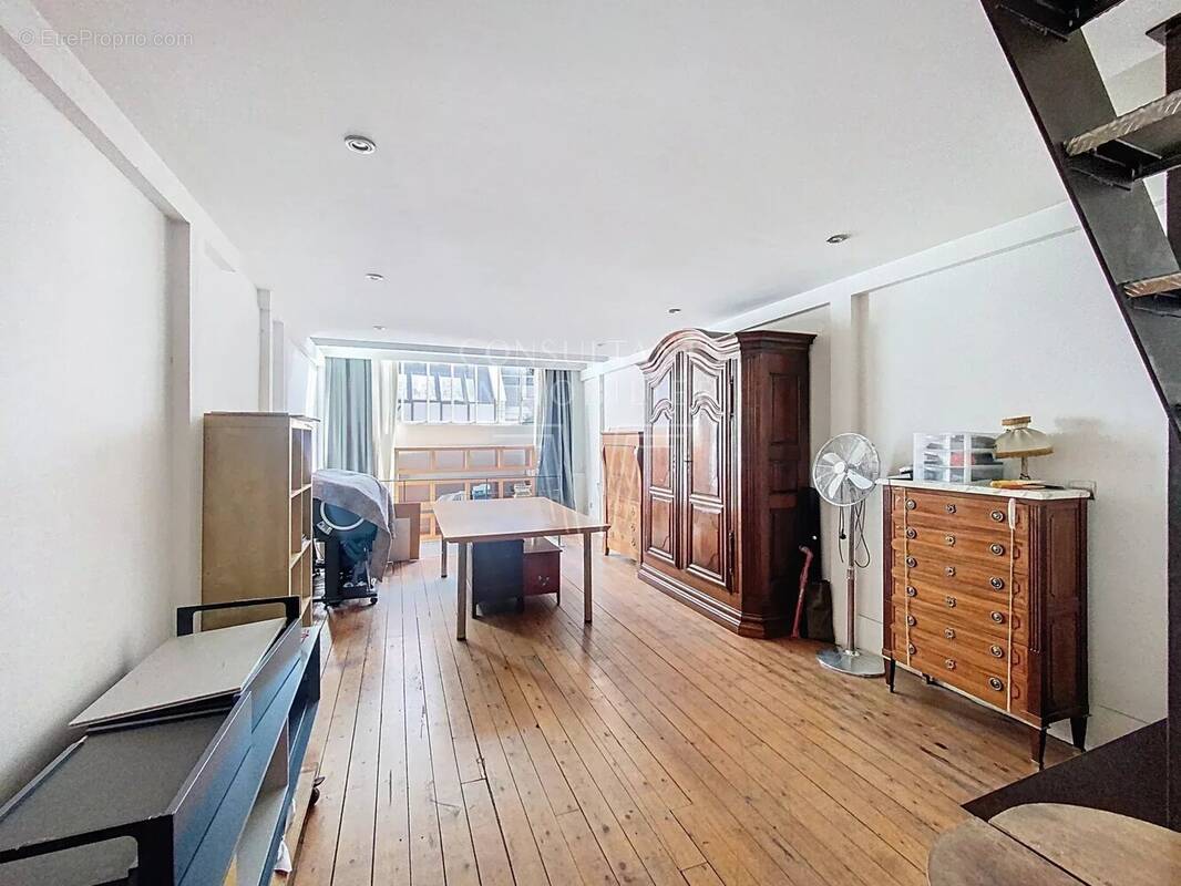 découvrez cet appartement à rénover situé à paris jackson, une opportunité unique pour créer votre espace de vie idéal au cœur de la capitale. potentiel exceptionnel à saisir !