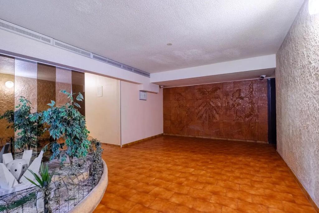 découvrez un appartement calme et isolé, idéal pour un séjour paisible et reposant, loin du bruit de la ville.