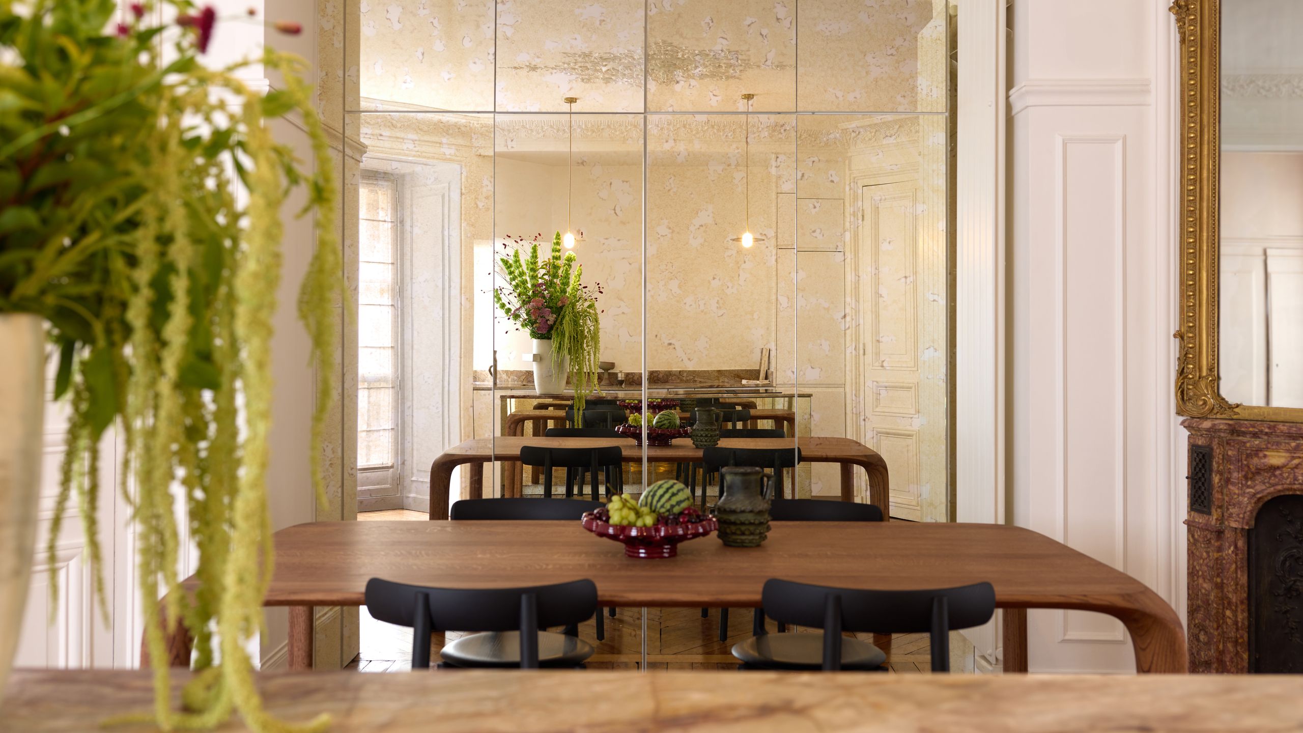 découvrez l'élégance intemporelle d'un appartement haussmannien alliant charme classique et confort moderne au cœur de la ville.