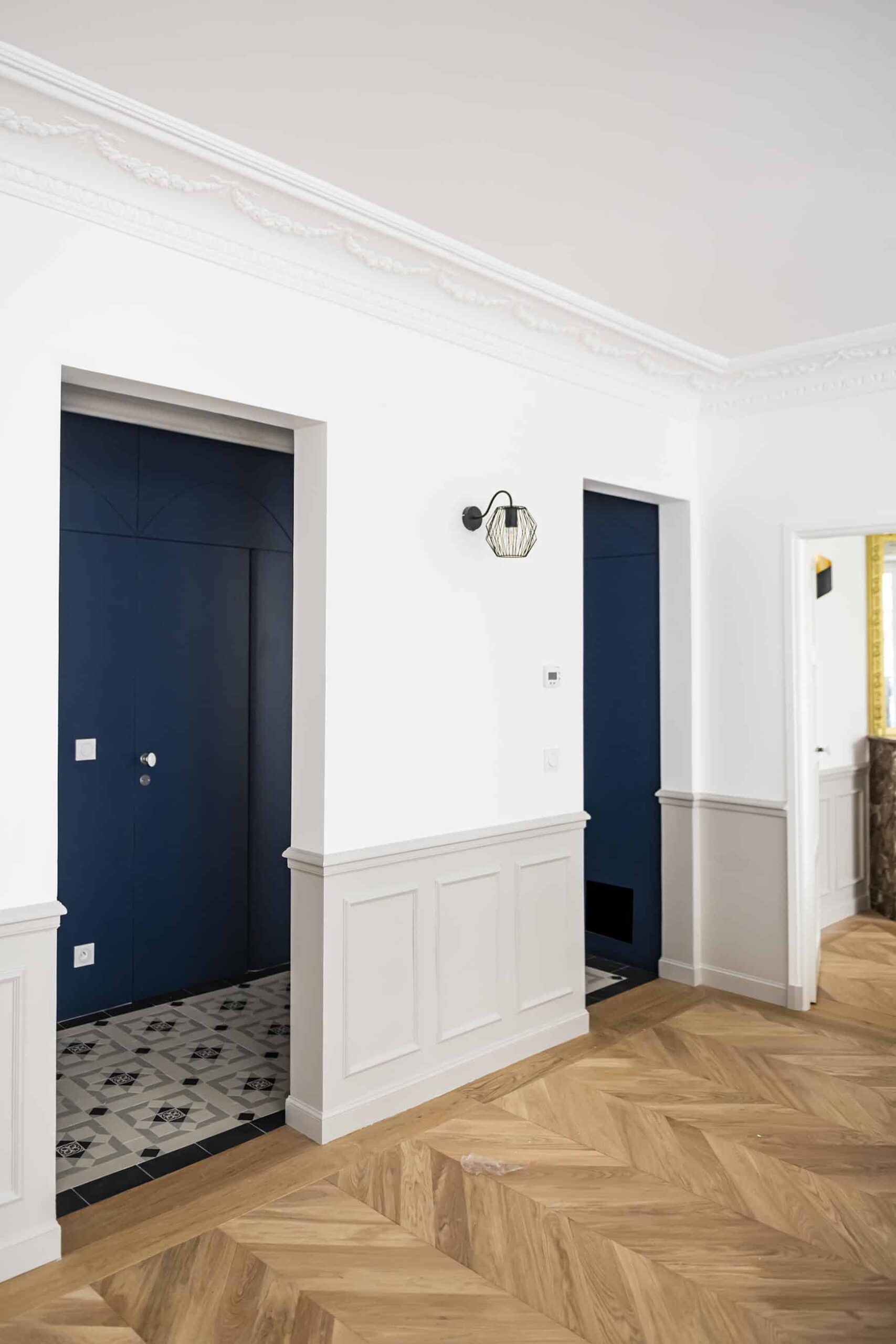 découvrez un appartement haussmannien alliant charme authentique et élégance intemporelle, idéal pour un cadre de vie exceptionnel en plein cœur de la ville.