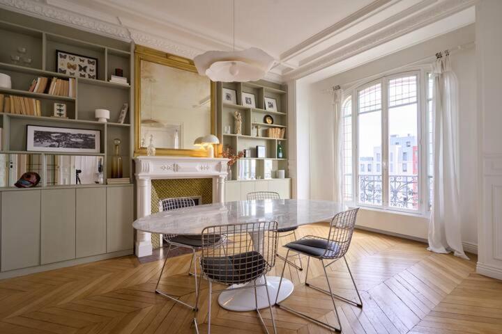 découvrez l'élégance intemporelle d'un appartement haussmannien chic au cœur de paris, alliant charme parisien et confort moderne.