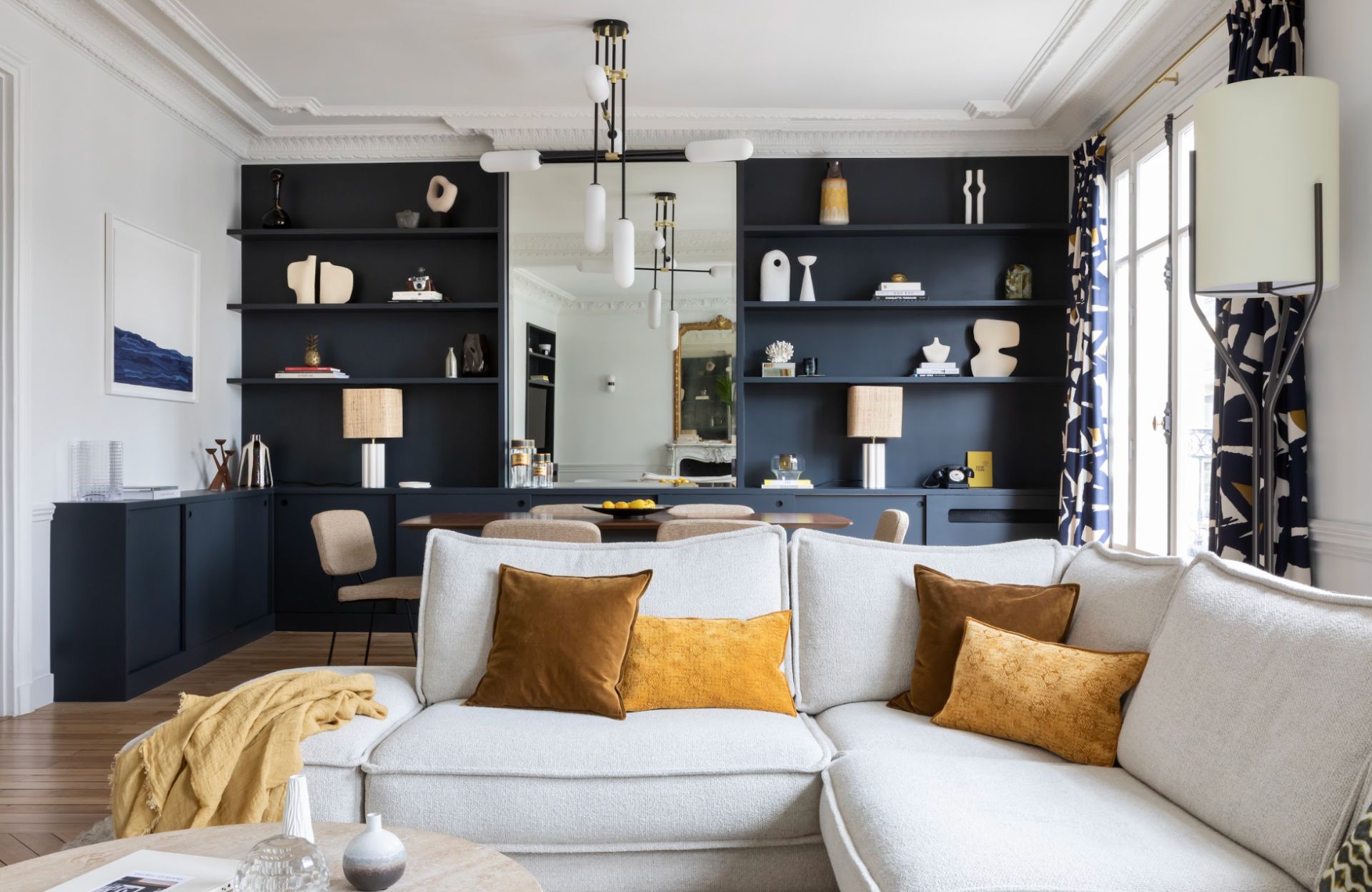 découvrez l'élégance intemporelle d'un appartement haussmannien chic au cœur de paris, alliant charme classique et confort moderne pour une expérience parisienne unique.