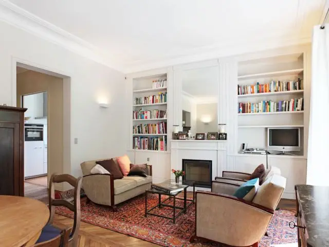 découvrez notre appartement rénové alliant style moderne et confort optimal pour un cadre de vie agréable et élégant.