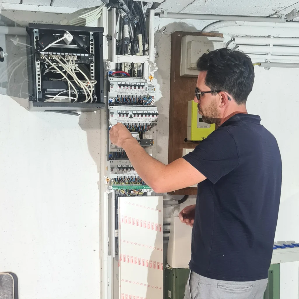 artisan électricien à paris 18ème, expert en installation électrique, dépannage et maintenance. service rapide et professionnel pour tous vos besoins électriques.