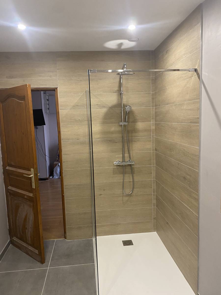 expert en rénovation et création de salles de bain, notre artisan vous accompagne pour un projet sur mesure alliant design et fonctionnalité.