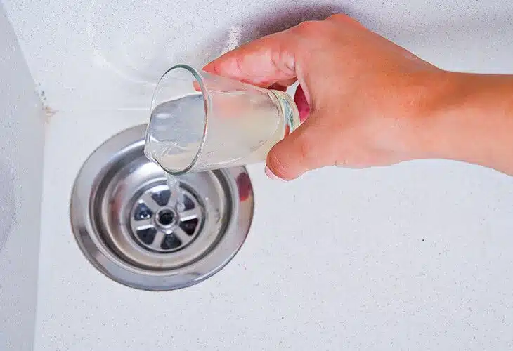 découvrez des astuces de grand-mère efficaces et naturelles pour nettoyer vos canalisations et éviter les bouchons sans produits chimiques.