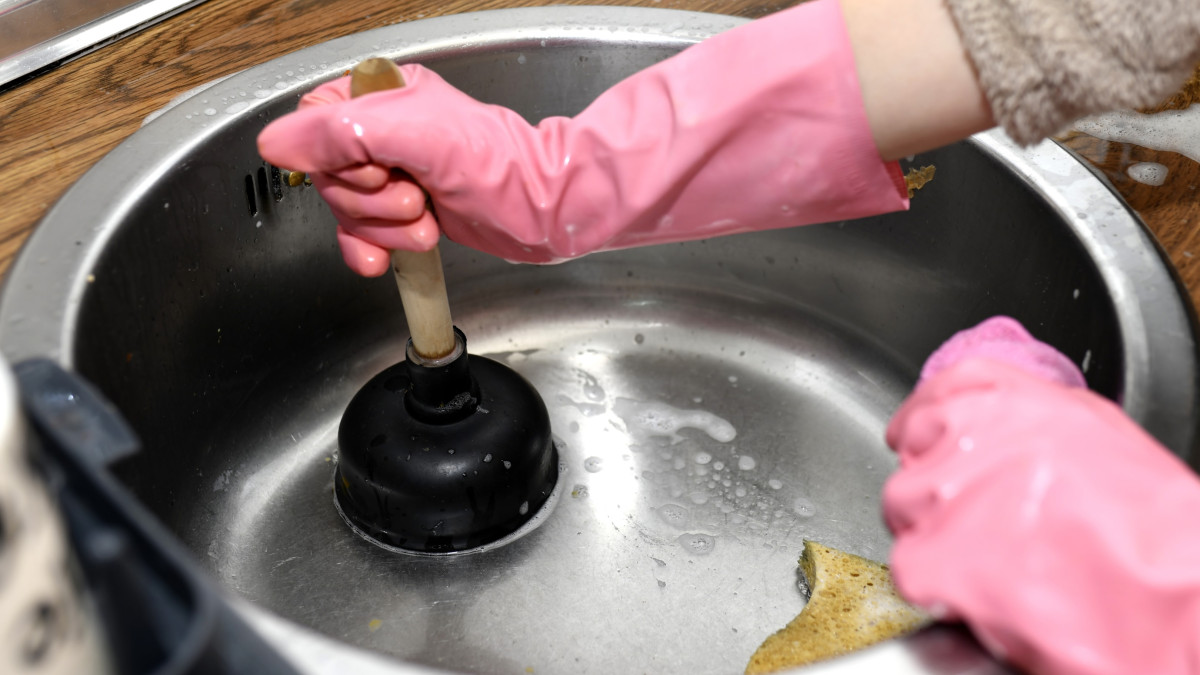 découvrez nos astuces efficaces et simples pour déboucher votre évier rapidement et sans produits chimiques.