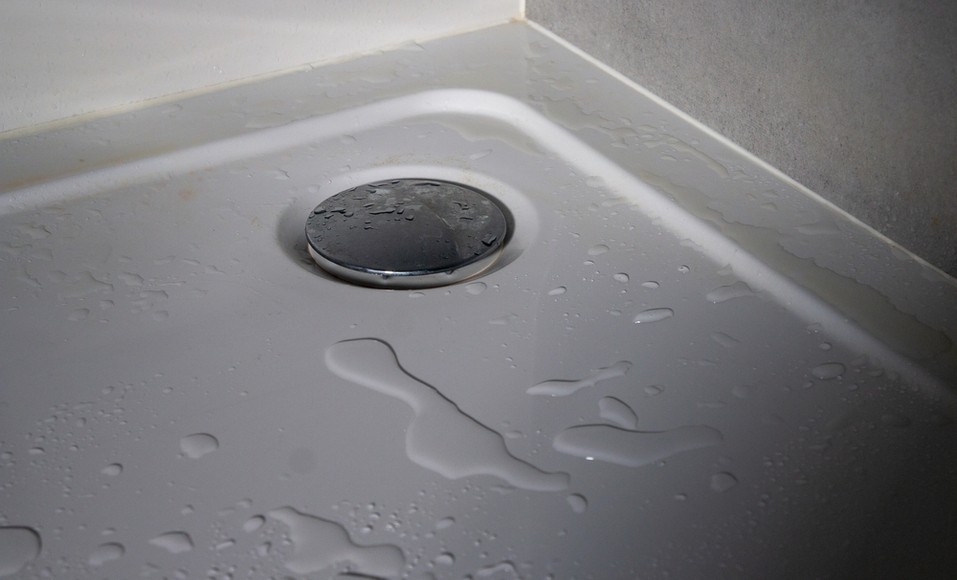 découvrez des astuces efficaces et simples pour déboucher votre douche rapidement et retrouver un écoulement parfait sans utiliser de produits chimiques agressifs.