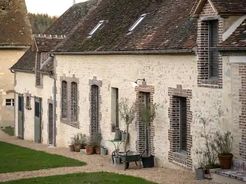 découvrez des astuces pratiques pour économiser lors de la rénovation de votre vieille ferme tout en préservant son charme et son authenticité.