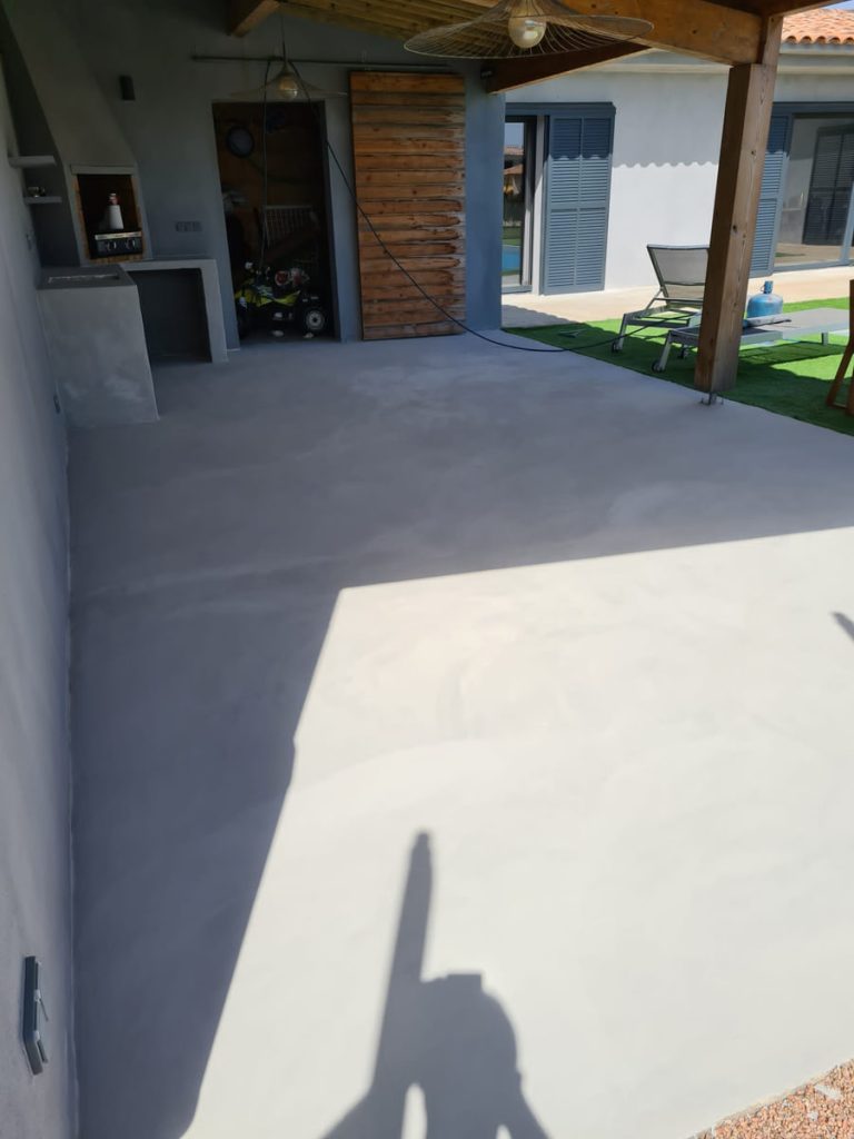 découvrez comment le béton ciré extérieur apporte élégance et modernité à votre terrasse contemporaine, offrant une finition durable et esthétique idéale pour vos espaces extérieurs.