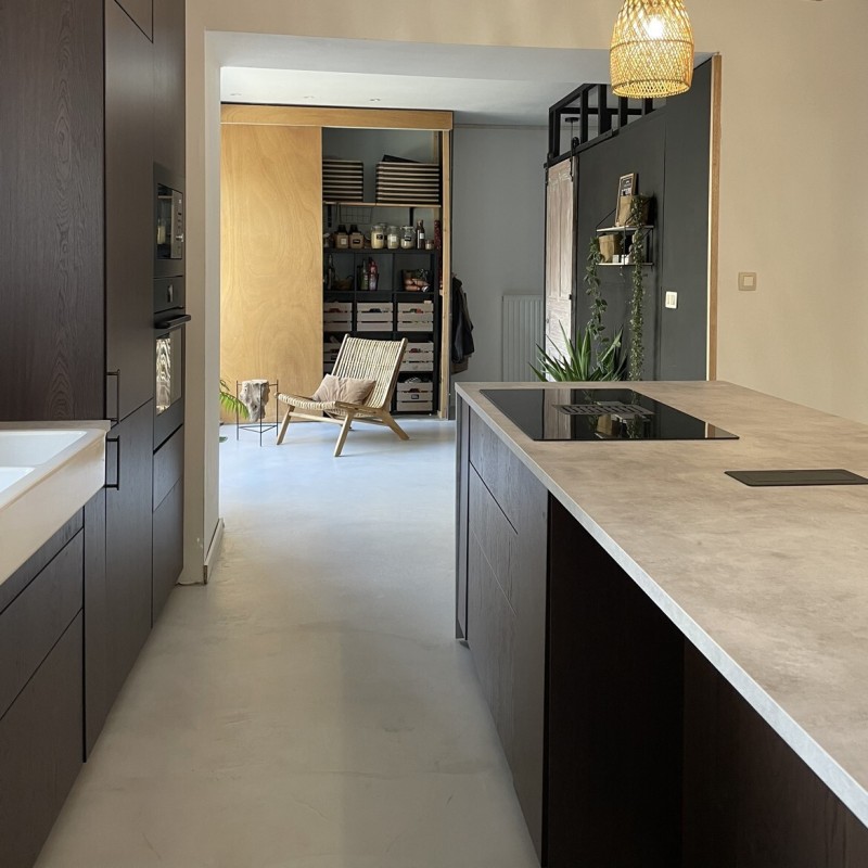 découvrez le béton ciré pour sol, une solution esthétique et durable qui apporte modernité et élégance à votre intérieur. facile à entretenir, il convient à tous les styles de décoration.