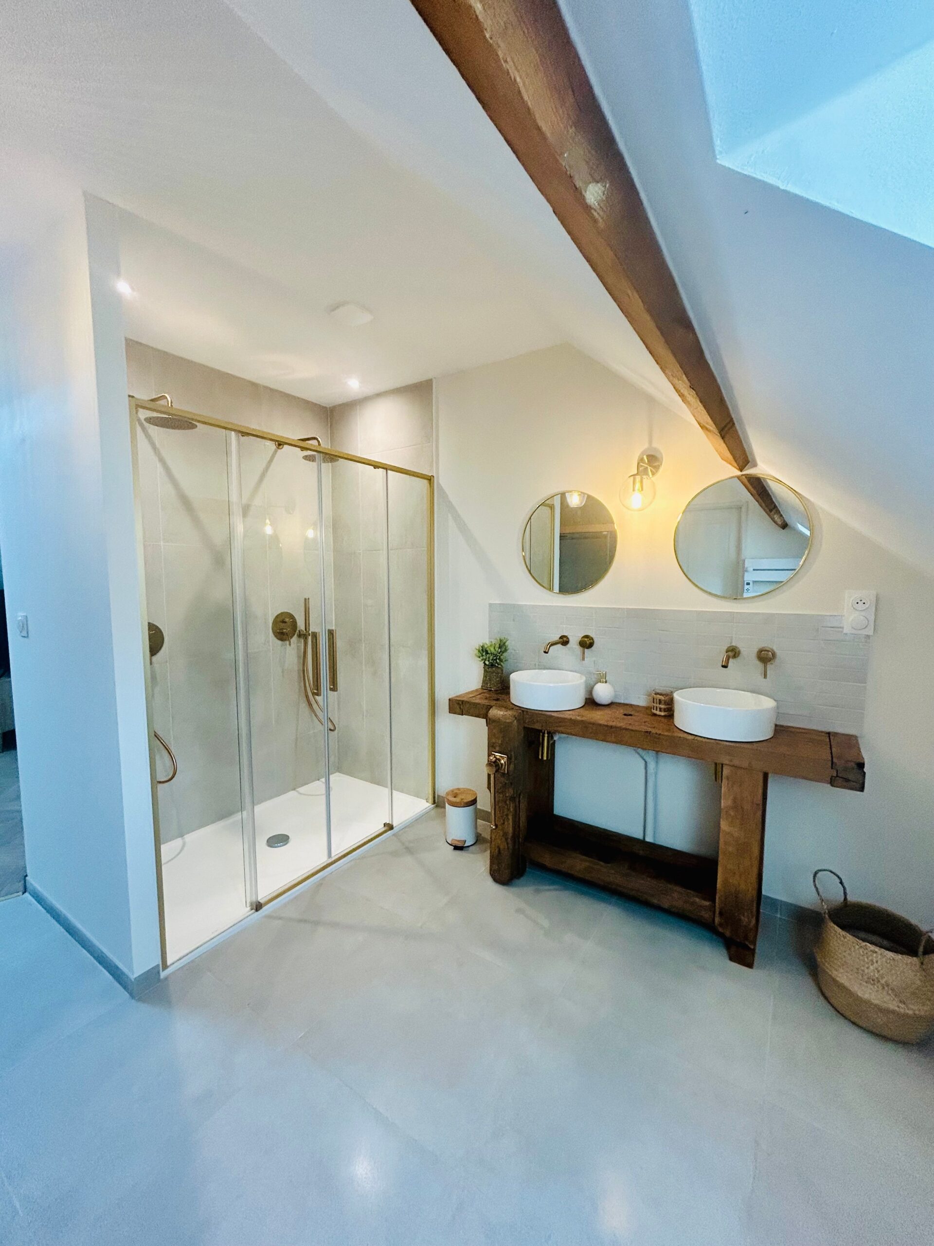 découvrez comment estimer le budget pour une douche à l'italienne, les coûts des matériaux et de l'installation, ainsi que des conseils pour bien planifier vos travaux.