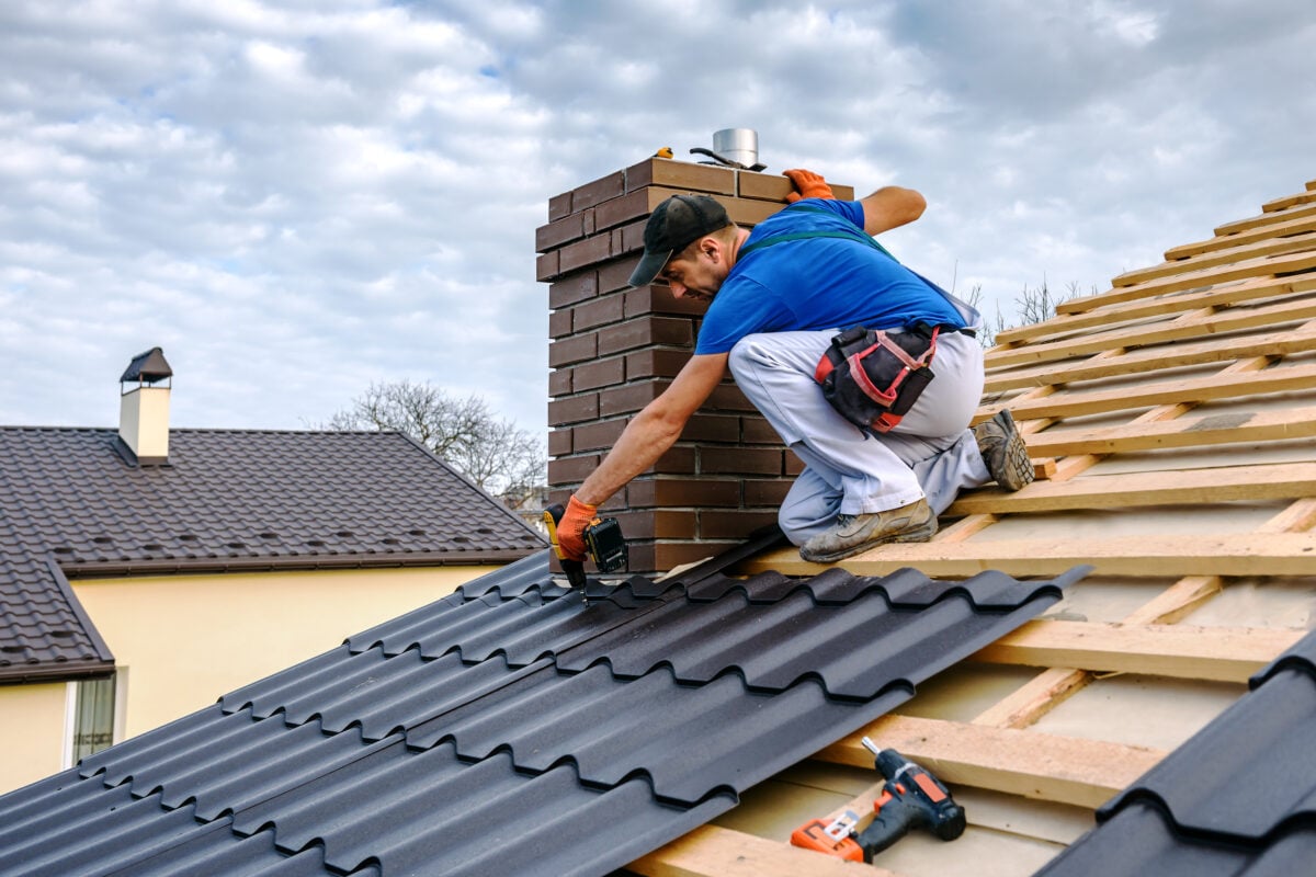 estimez le budget nécessaire pour la rénovation de votre toiture grâce à nos conseils pratiques et nos astuces pour économiser sur vos travaux.