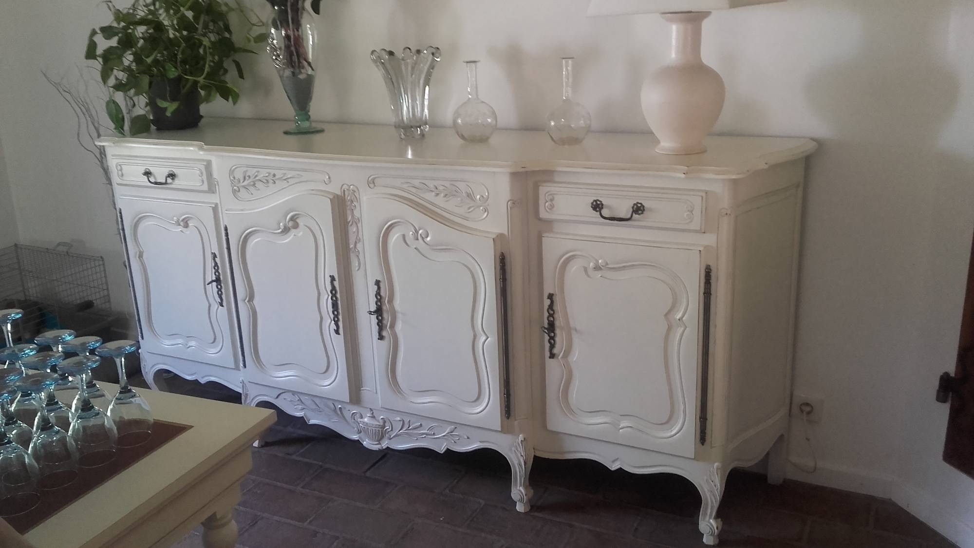 découvrez des astuces déco pratiques pour rénover votre buffet près du 15e arrondissement. transformez votre meuble ancien en un élément design unique et personnalisé.