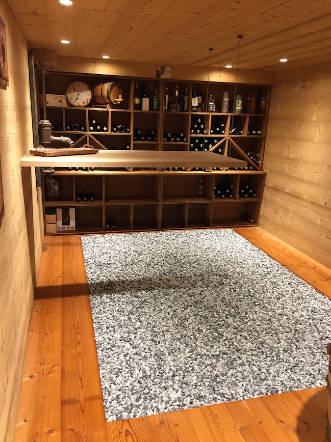 découvrez une cave aménagée unique en sous-sol, alliant fonctionnalité et charme pour optimiser votre espace de rangement avec style.