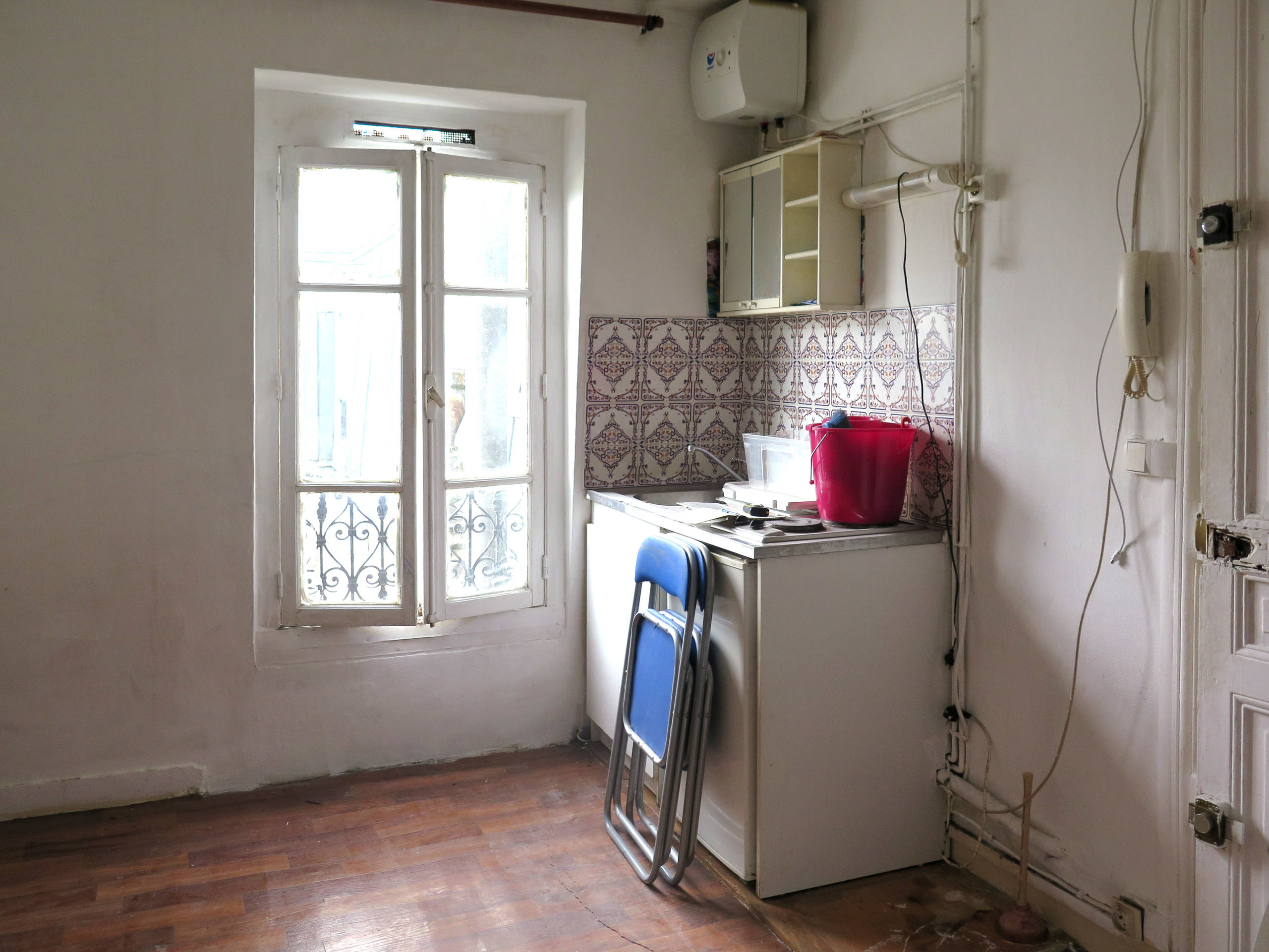 découvrez une chambre de bonne à rénover à vendre à paris, idéale pour investissement ou création d'un espace personnalisé au cœur de la capitale.