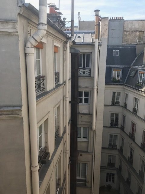 découvrez cette chambre de bonne à rénover à vendre à paris, idéale pour un investissement ou un projet de rénovation personnalisé au cœur de la capitale.