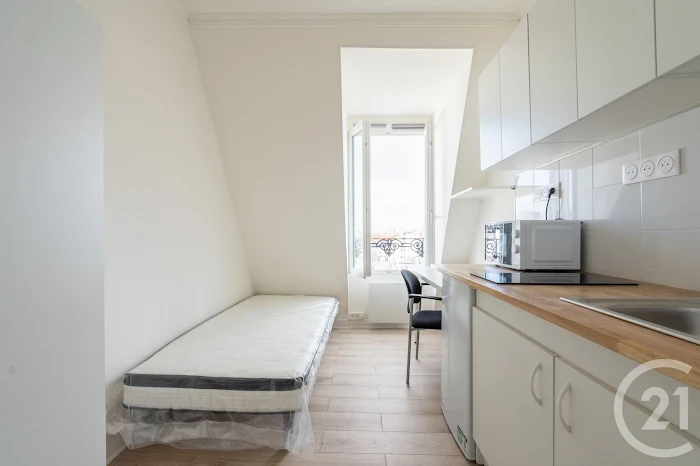 découvrez cette chambre de bonne à rénover à vendre à paris, idéale pour investir ou créer votre espace personnalisé au cœur de la capitale.