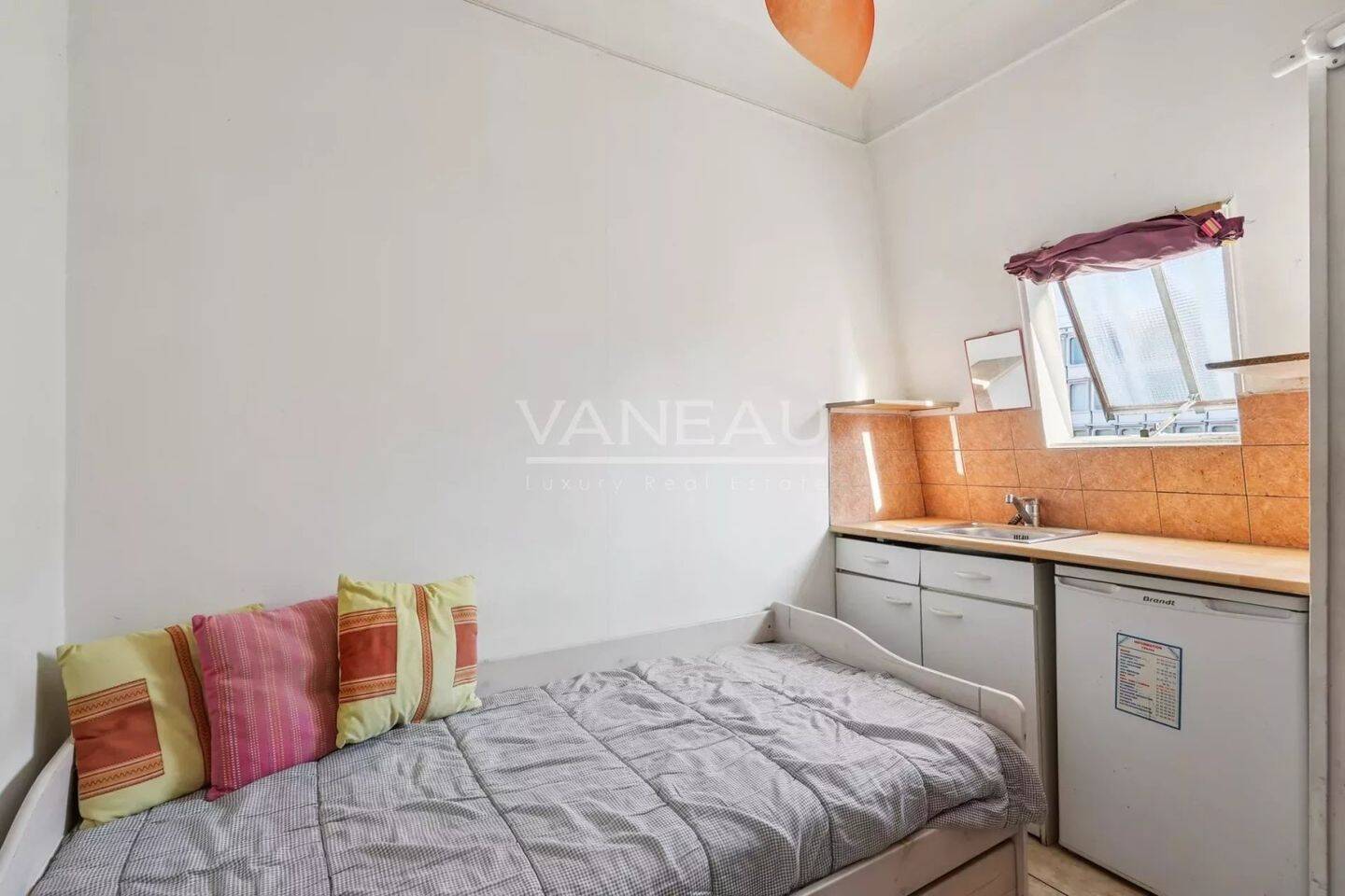 découvrez une chambre de bonne à rénover à paris, idéale pour un investissement locatif ou un projet personnel au cœur de la capitale.