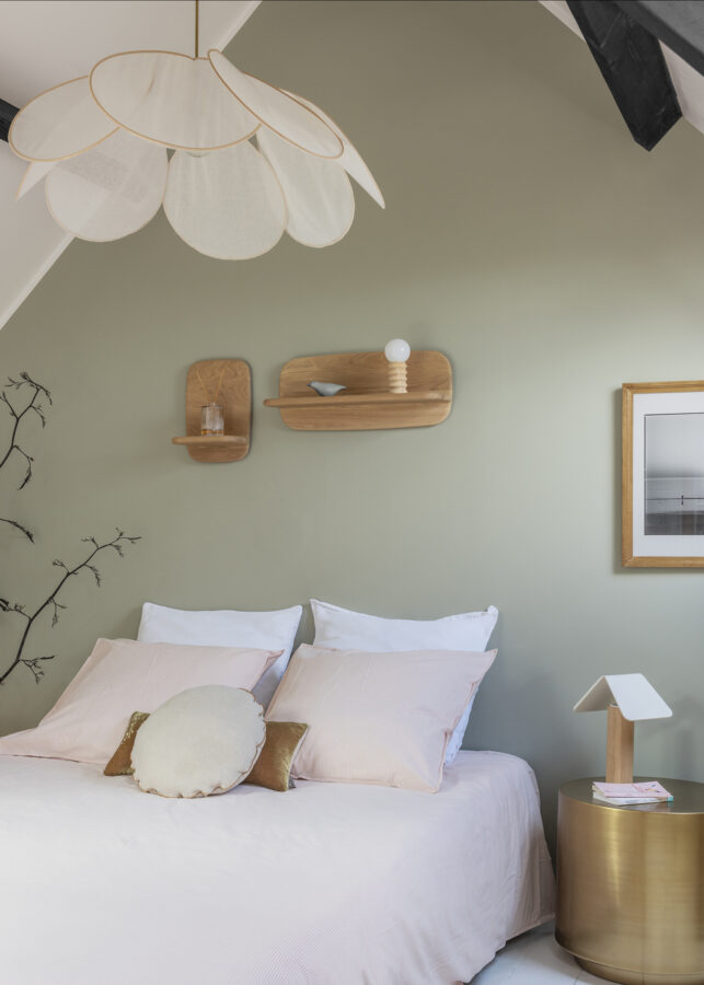 découvrez notre chambre parentale élégante et confortable, conçue pour offrir un espace de détente optimal avec un design moderne et des aménagements pratiques.