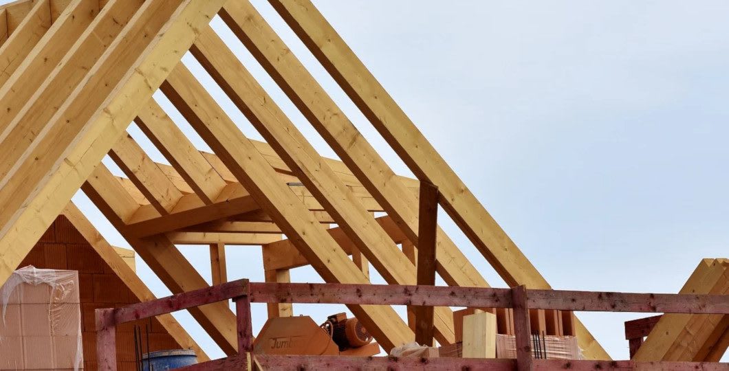 découvrez comment une charpente bois traditionnelle peut valoriser votre maison en alliant authenticité, durabilité et esthétisme pour un intérieur chaleureux et élégant.