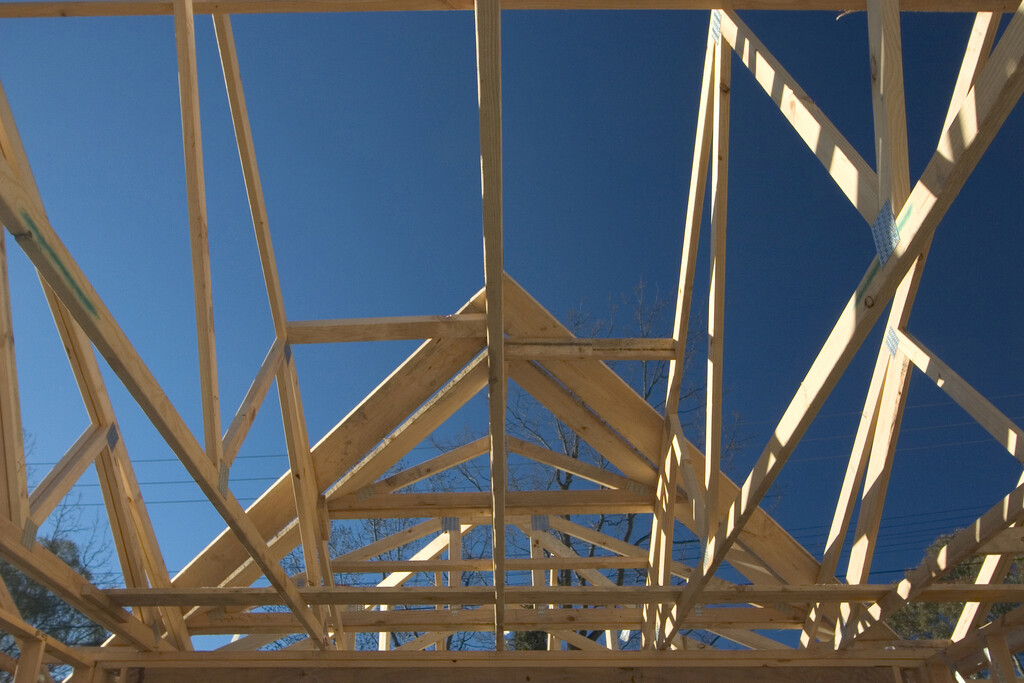 découvrez comment choisir la charpente idéale pour construire la maison de vos rêves, alliant solidité, esthétisme et durabilité.