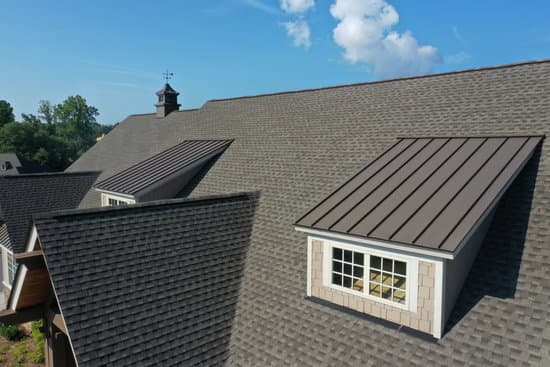 découvrez comment un chien assis en charpente optimise la lumière naturelle et l'espace intérieur de votre maison pour un cadre de vie lumineux et agréable.