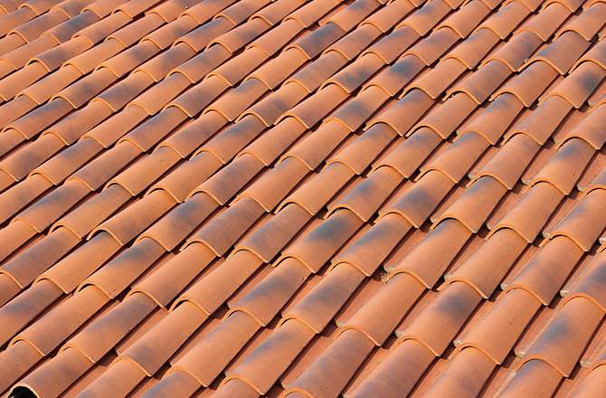 découvrez comment choisir le revêtement de toiture idéal pour protéger et embellir votre maison grâce à nos conseils experts.