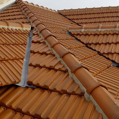 découvrez comment choisir le revêtement de toiture idéal pour protéger et embellir votre maison tout en optimisant durabilité et esthétique.