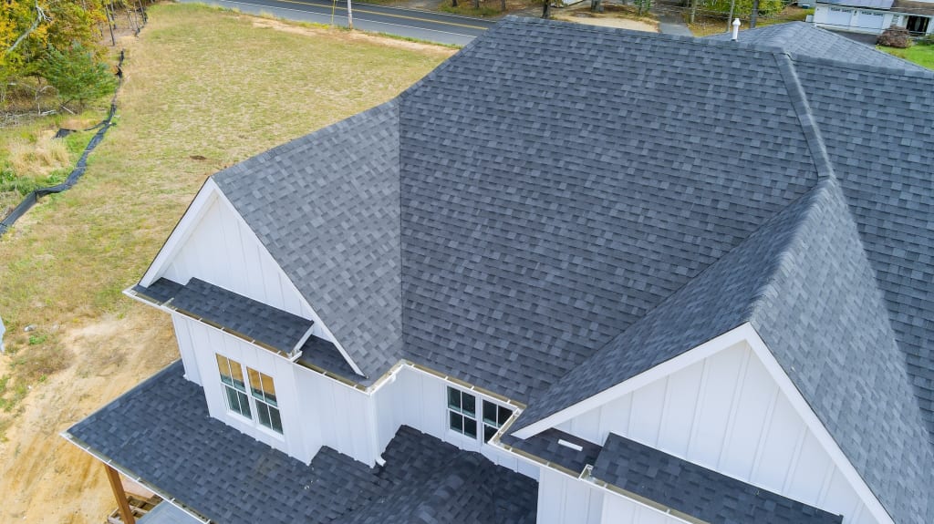 découvrez comment choisir le revêtement de toiture idéal pour protéger et embellir votre maison tout en assurant durabilité et performance.