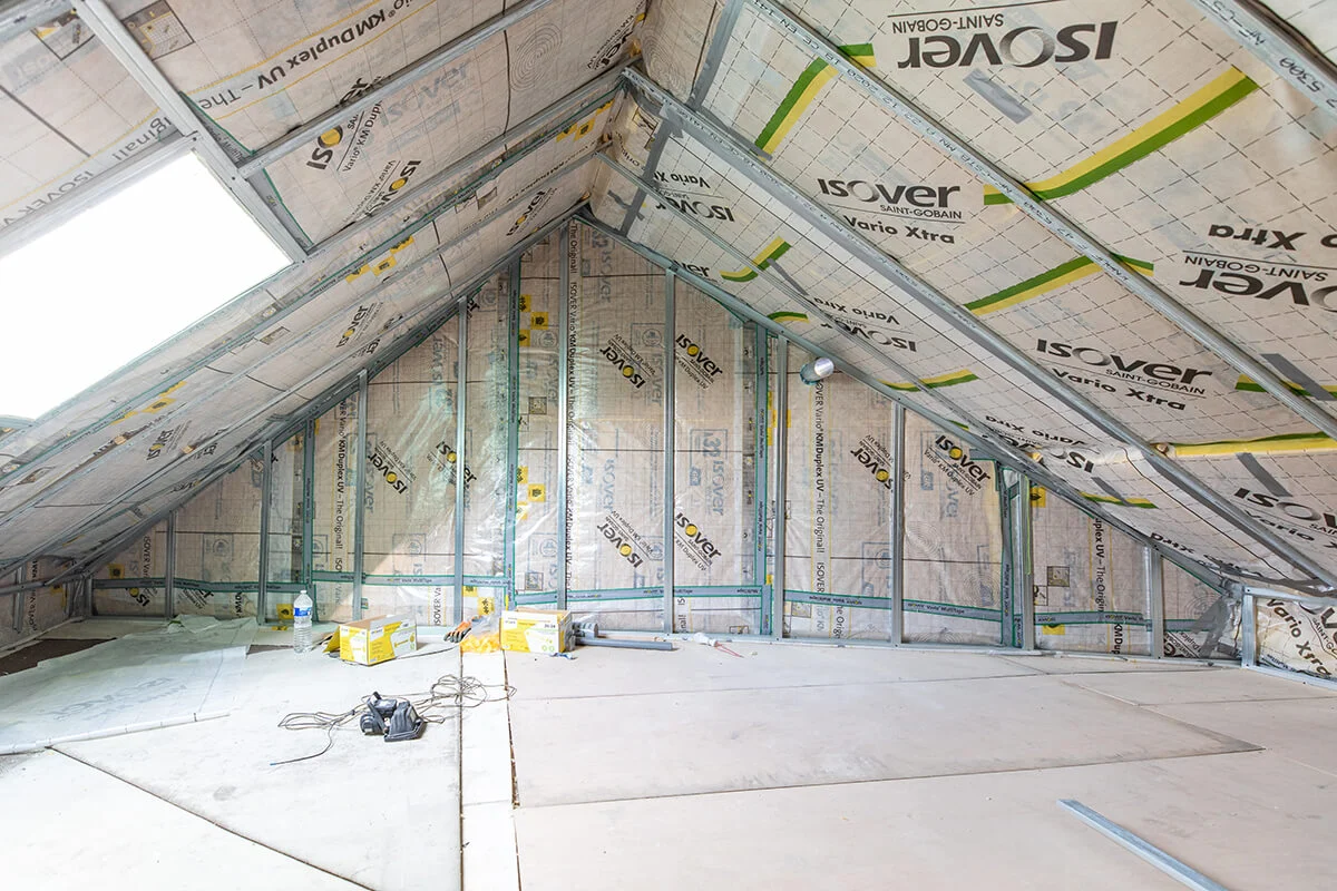optimisez votre confort et réalisez des économies d'énergie grâce à notre solution d'isolation des combles efficace et durable.
