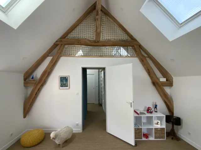 découvrez nos solutions pour l'aménagement et l'isolation des combles, optimisez votre espace sous toiture et augmentez le confort de votre habitation.