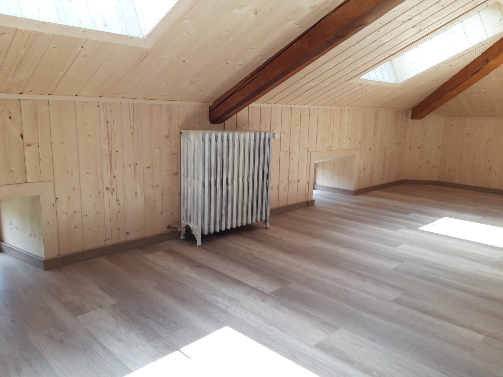 découvrez nos solutions pour l'aménagement et l'isolation des combles afin d'optimiser l'espace et améliorer le confort de votre habitation.