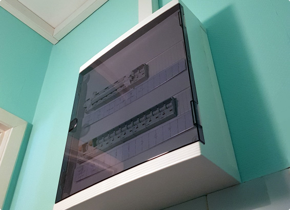 assurez la sécurité et la conformité de vos installations électriques grâce à nos conseils et solutions adaptés aux normes en vigueur.