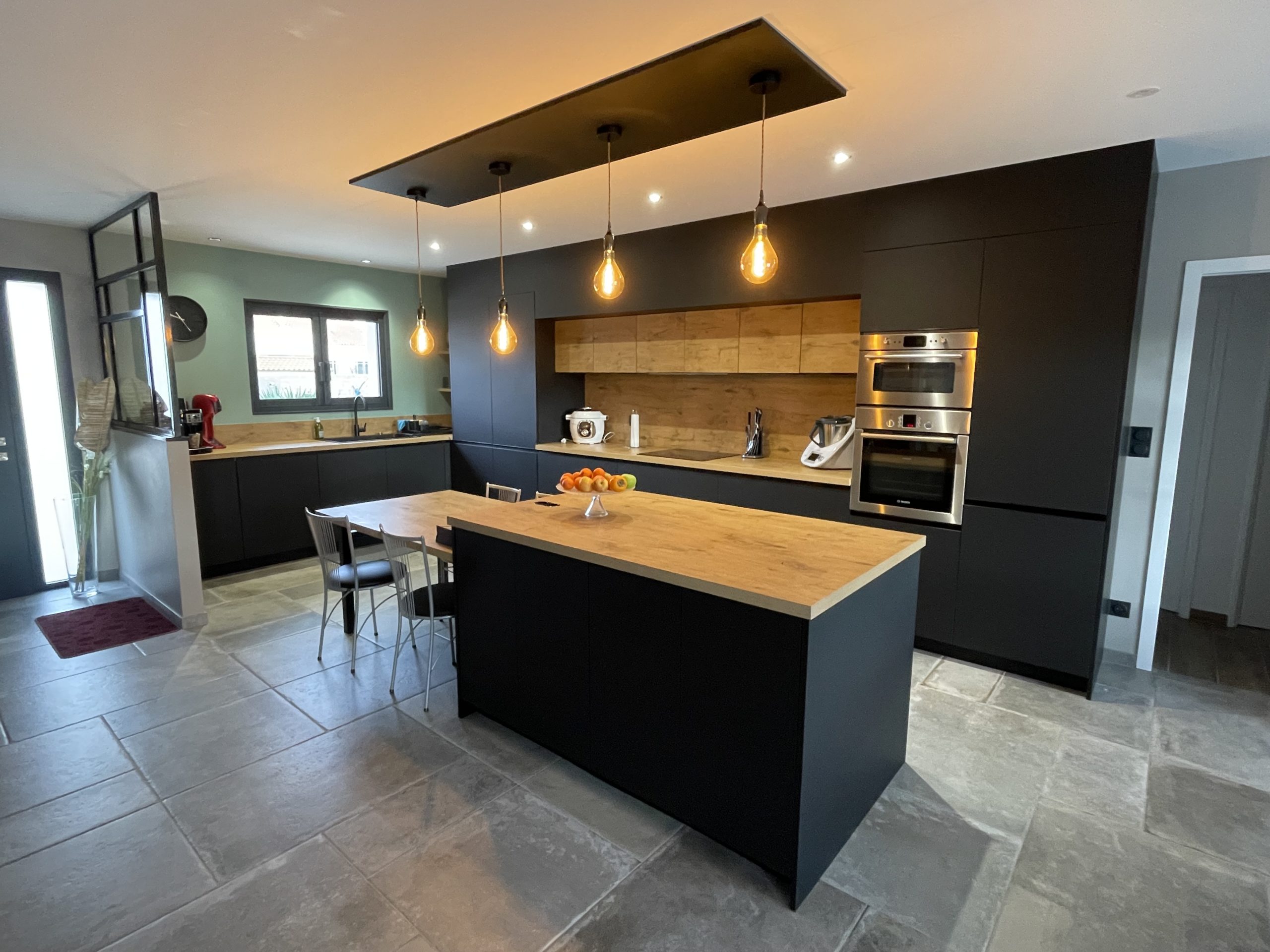 découvrez les meilleures idées de couleurs de peinture pour sublimer une cuisine en chêne et créer un espace chaleureux et élégant.