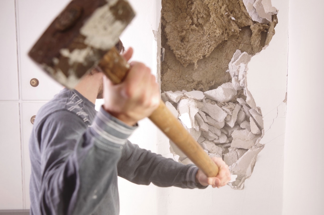 découvrez le coût d'abattage d'une cloison et obtenez des conseils pour estimer le budget nécessaire à vos travaux de rénovation.