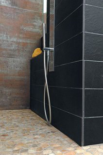 découvrez le coût d'une douche à l'italienne, les facteurs qui influencent le prix et des conseils pour bien planifier votre installation.