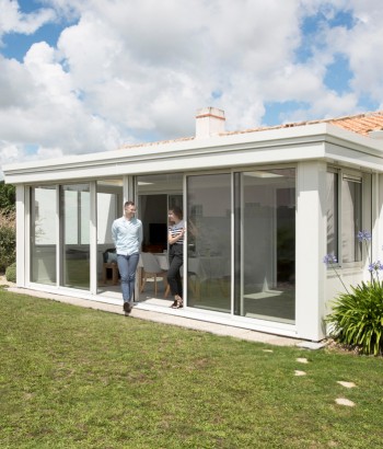 découvrez le coût d'une extension de maison de 25m2 : estimation des prix, facteurs influençant le budget, et conseils pour bien planifier votre projet d'agrandissement.