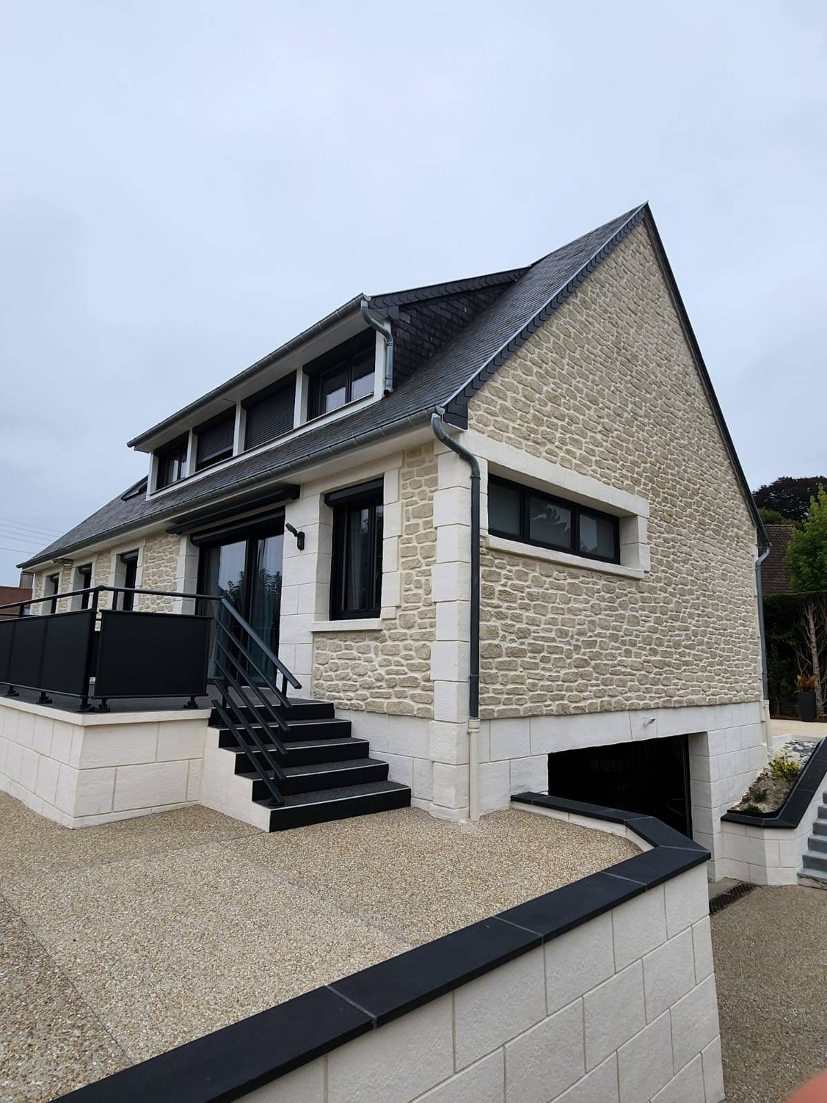 découvrez le coût moyen pour la rénovation ou la construction de la façade de votre maison. conseils et prix pour tous types de matériaux et travaux.